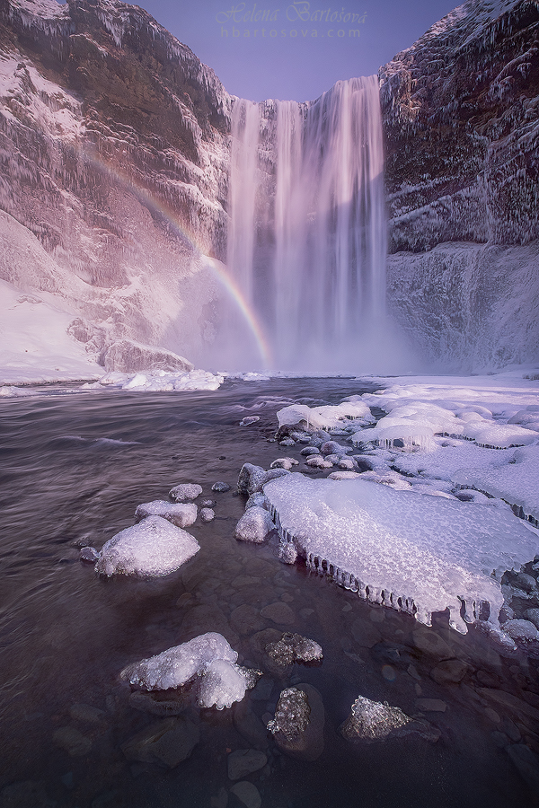 Známý vodopád Skogafoss ve slušivém zimním hávu.