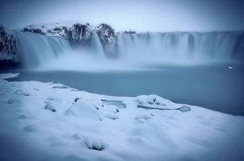 FROZEN WORLD (Godafoss, Island)