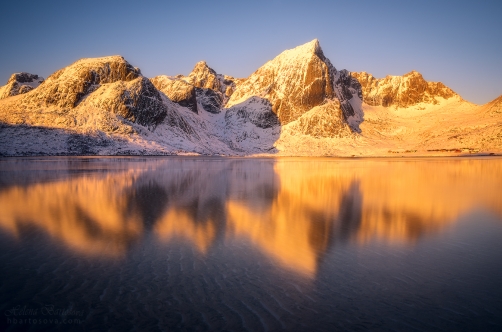 ZLATÉ ZRCADLENÍ (Flakstadøya)